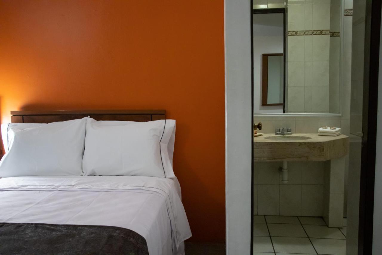 Hotel Las Pergolas Guadalajara Kültér fotó